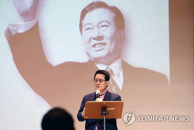 박지원 전 국정원장이 지난 14일 오후 광주 서구 5·18기념문화센터에서 열린 김대중 전 대통령 탄생 99주년 기념 특별 강연회에서 강연하고 있다. [사진 출처 = 연합뉴스]