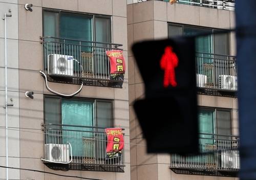 (사진은 기사와 직접 관련 없음) 전세 사기 피해자들이 속출한 것으로 알려진 인천시 미추홀구 모 아파트 창문에 구제 방안을 촉구하는 현수막이 걸려 있다. [사진 = 연합뉴스]