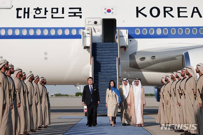 [아부다비=뉴시스] 전신 기자 = 아랍에미리트(UAE)를 국빈 방문한 윤석열 대통령과 부인 김건희 여사가 14일(현지시간) 아부다비 왕실공항에 도착하고 있다. 2023.01.15. photo1006@newsis.com