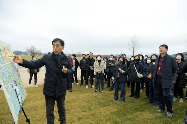 지난 14일 순천시읍·면·동장들이 2023순천만정원박람회에 대해 조직위의 설명을 듣고 있다. 순천시 제공