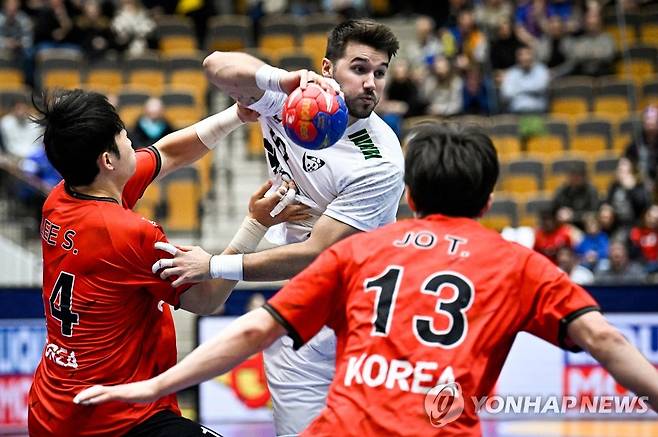 한국과 포르투갈의 경기 모습.  [AFP=연합뉴스]