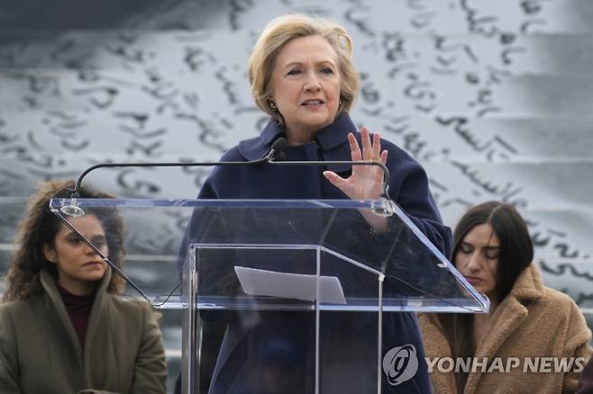 힐러리, 美 컬럼비아대 교수 된다…올가을 강의 시작 (뉴욕 AP=연합뉴스) 힐러리 클린턴 전 미국 국무장관이 오는 2월 1일자로 컬럼비아대 국제공공정책대학원(SIPA) 교수직을 맡아 활동하고 학생들을 상대로 하는 강의는 올가을 시작할 것이라고 컬럼비아대가 5일(현지시간) 밝혔다. 사진은 클린턴 전 장관이 지난해 11월 28일 뉴욕에서 예술작품 '이란을 보는 눈' 언론시사회에서 연설하는 모습. [자료사진] 2023.01.06 jason3669@yna.co.kr