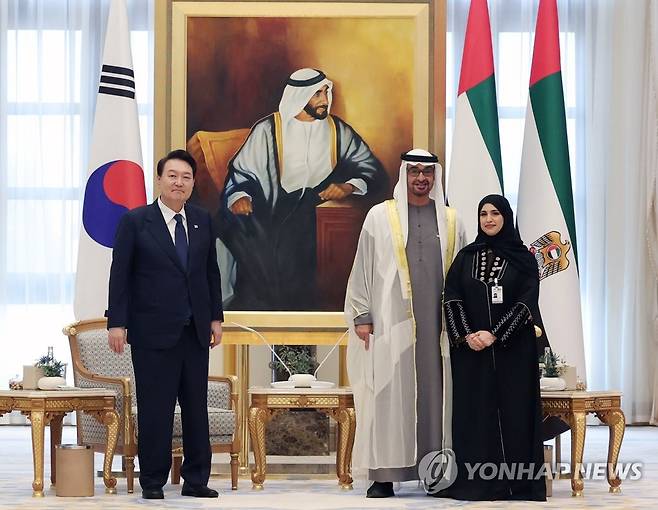 한-UAE 확대회담 기념촬영하는 윤석열 대통령 (아부다비=연합뉴스) 임헌정 기자 = 아랍에미리트(UAE)를 국빈 방문 중인 윤석열 대통령이 15일(현지시간) 아부다비 대통령궁에서 열린 한-UAE 확대회담에서 무함마드 빈 자예드 알 나흐얀 UAE 대통령과 기념촬영을 하고 있다. 2023.1.15 kane@yna.co.kr