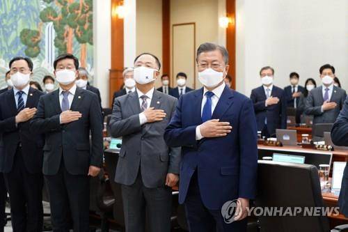 문재인 전 대통령이 지난해 5월 3일 청와대 본관 세종실에서 임기 중 마지막 국무회의에 참석해 있는 모습 [연합뉴스 자료사진]