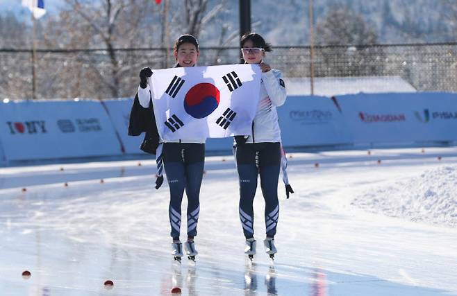 동계U대회 스피드스케이팅 여자 1000m에서 금메달을 차지한 김민선과 동메달을 획득한 박채은이 함께 태극기를 든 채 기뻐하고 있다. 사진=대한체육회