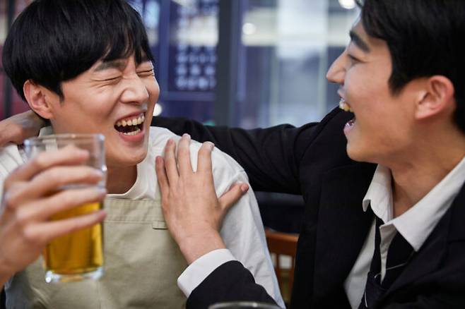 무작정 술을 끊겠다는 마음을 앞세우기 보단 '음주 친화 환경'을 극복하는 전략을 세워보는 것도 좋다. [사진=게티이미지뱅크]