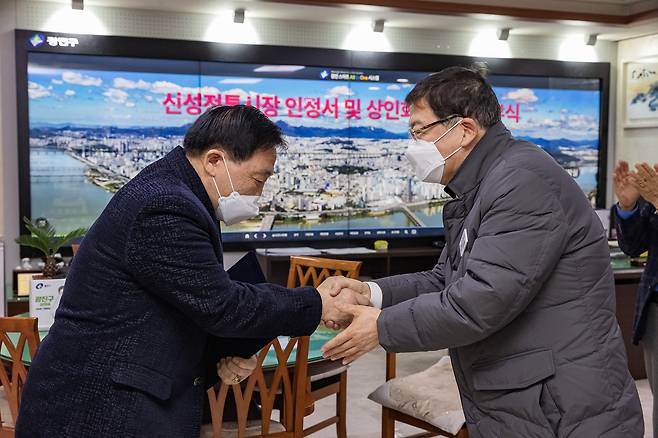 김경호 광진구청장이 신성전통시장 인증패를 수여하고 있다(광진구 제공).