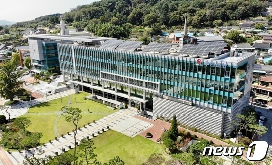 (부안=뉴스1) 박제철 기자 = 전북 부안군이 설 연휴기간 중 군민들이 건강하고 안전하게 보낼 수 있도록 비상 응급진료 체제를 갖췄다.. 전북 부안군청사 전경 ⓒ News1 박제철 기자