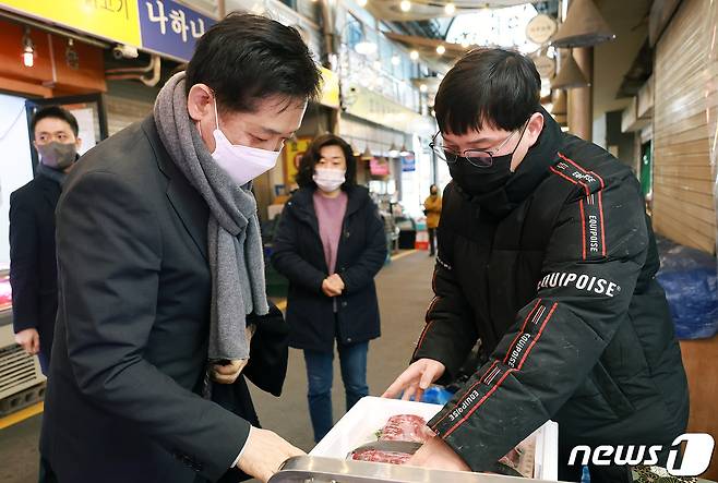 김주현 금융위원장이 16일 오전 구정 설 명절을 앞두고 전통시장 (서울 종로구 통인시장)을 방문해 과일, 고기 등 명절 성수품을 직접 구입하면서 설 물가를 살펴보는 한편, 전통시장 내 소상공인들의 애로사항을 현장에서 청취헀다.(금융위원회 제공)