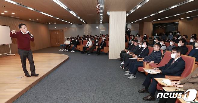 김영환 충북지사가 16일 경북도청에서 공직자 대상 특강을 진행하고 있다. (충북도 제공)