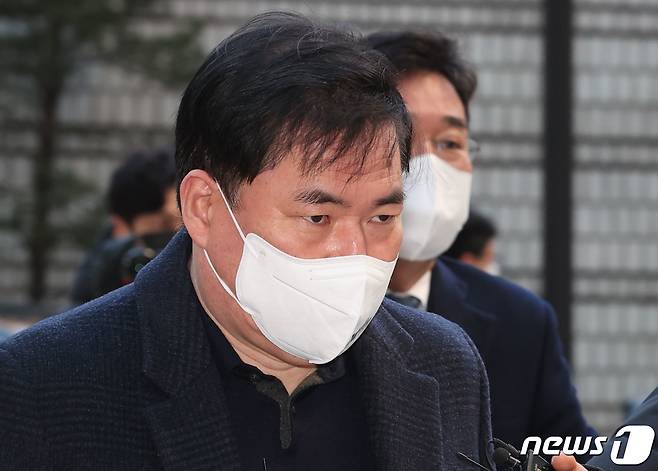 성남시 대장동 개발 사업 로비·특혜 의혹을 받는 유동규 전 성남도시개발공사 기획본부장이 16일 오전 서울 서초구 서울중앙지방법원에서 열린 공판에 출석하고 있다. (공동취재) 2023.1.16/뉴스1 ⓒ News1 민경석 기자