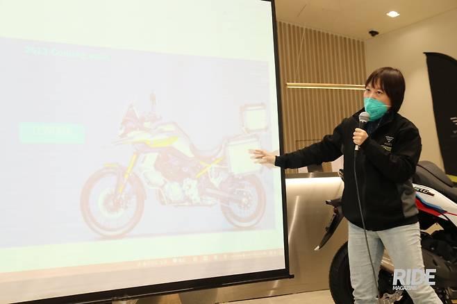 올해 보그 모터사이클의 신제품을 소개하는 론신 모터사이클 왕루이지에 부총경리