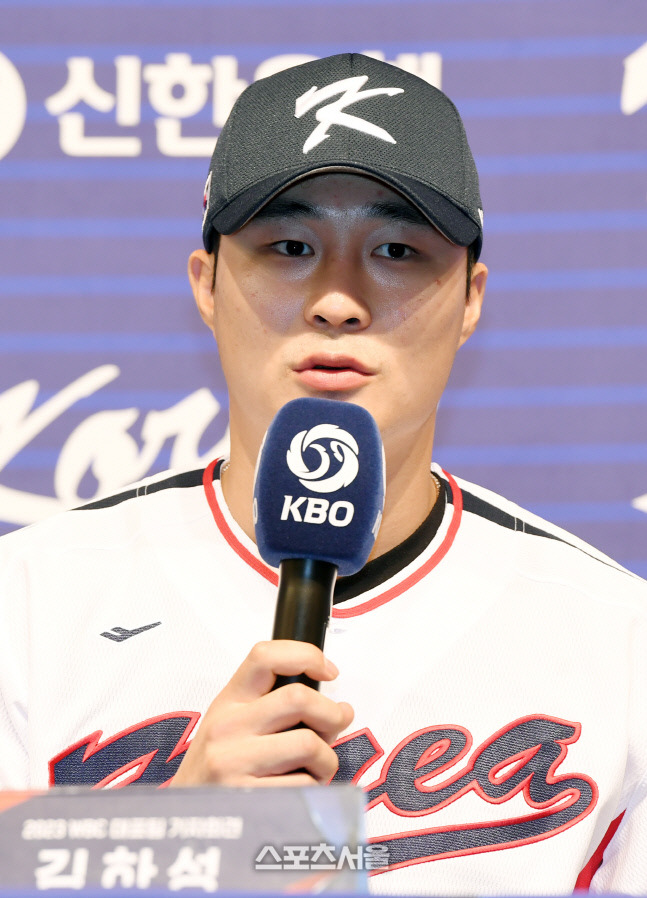 WBC 대표팀의 김하성이 16일 서울 강남구 리베라호텔에서 진행된 2023 WBC 대표팀 기자회견에서 취재진의 질문에 답을 하고 있다. 2023. 1. 16. 박진업기자 upandup@sportsseoul.com