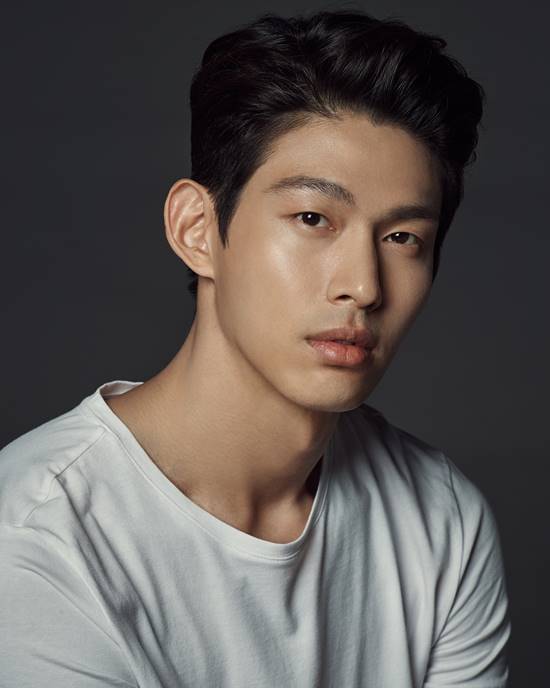가수 UN 출신 최정원이 불륜설에 휩싸였다. 그는 이에 대해 부인하고 있다. /웰엔터테인먼트 제공