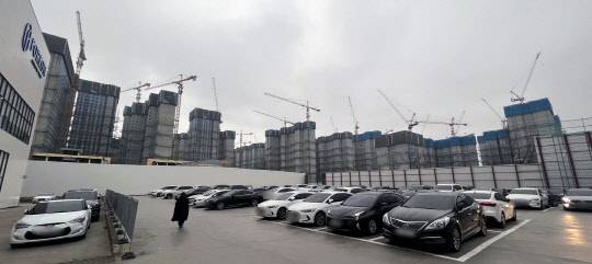 지난 15일 오후 둔촌주공(올림픽파크 포레온) 모델하우스 주차장 전경. 사진 이미연 기자