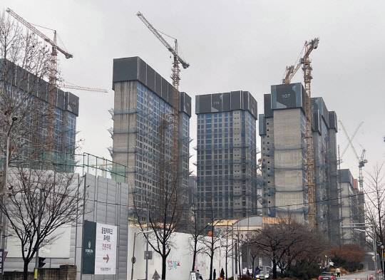 지난 15일 오후 둔촌주공(올림픽파크 포레온)현장 전경. 사진 이미연 기자