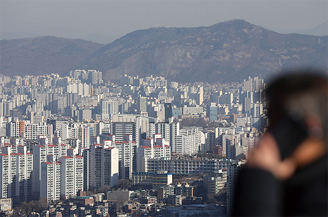 금리 인상과 경기 둔화 우려로지난해 서울 아파트값은평균 3% 하락했다. 사진 연합뉴스