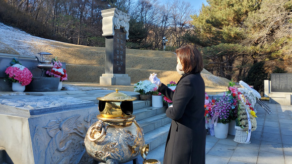 나경원 전 국민의힘 의원이 16일 동작구 국립서울현충원을 찾아 박정희 전 대통령 묘역을 참배하고 있다. [사진=나경원 전 의원 측 제공]