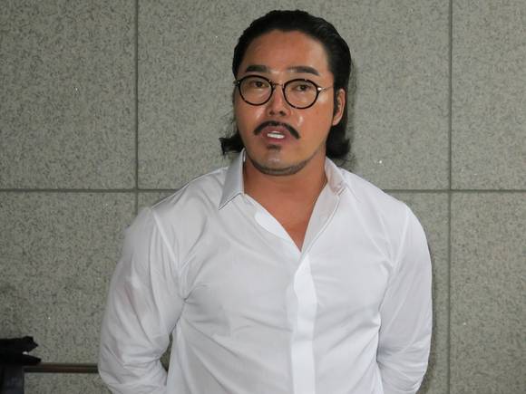 '문재인 전 대통령 모욕' 혐의 등을 받는 보수 성향 유튜버 안정권씨가 5일 오후 구속 전 피의자 심문(영장실질심사)을 받기 위해 찾은 인천 미추홀구 인천지방법원에서 발언을 하고 있다. [사진=뉴시스 ]