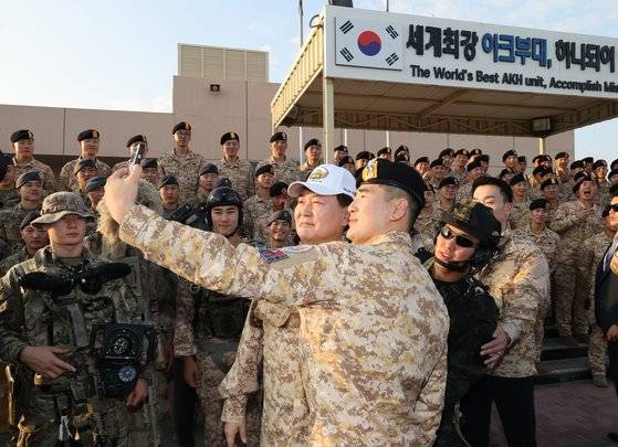 아랍에미리트(UAE)를 국빈 방문 중인 윤석열 대통령이 15일 아부다비 현지에 파병중인 아크부대를 방문, 장병과 셀카 기념촬영을 하고 있다. 연합뉴스