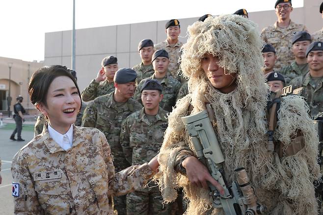 아랍에미리트(UAE)를 국빈 방문 중인 윤석열 대통령과 함께 15일(현지시간) 아부다비에 파병중인 아크부대를 방문한 김건희 여사가 길리슈트 차림의 병사를 만나고 있다. 연합뉴스