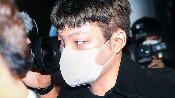 무면허 운전, 경찰관 폭행 등 혐의로 입건된 국민의힘 장제원 의원 아들인 래퍼 장용준(노엘)이 30일 오후 조사를 받기 위해 서울 서초경찰서로 들어서고 있다. 연합뉴스