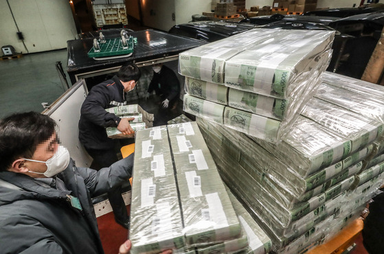 Workers transport bills at Bank of Korea’s office in Gangnam District, southern Seoul, which will be distributed to commercial banks on Monday for upcoming Lunar New Year Holiday from Saturday. [YONHAP]