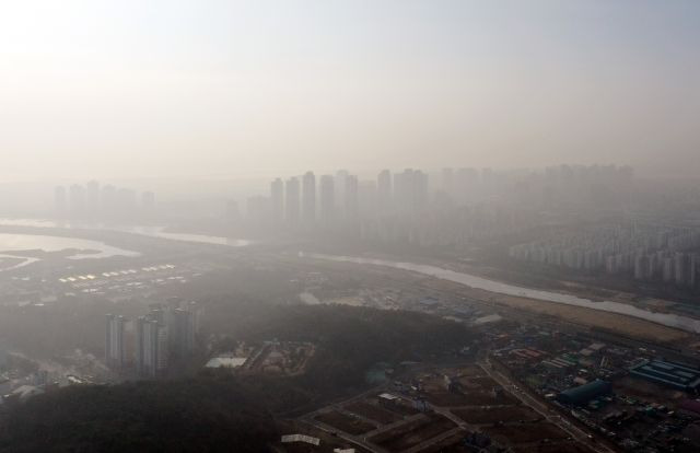 인천지역의 미세먼지 농도가 '매우 나쁨' 수준을 보인 9일 오전 인천시 연수구 송도국제도시에 미세먼지가 가득 차 있다. 연합뉴스