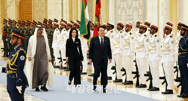 아랍에미리트(UAE)를 국빈 방문 중인 윤석열 대통령과 김건희 여사가 15일(현지시간) 아부다비 대통령궁에서 모하메드 빈 자이드 알 나흐얀 UAE 대통령이 주최한 공식환영식에 참석하고 있다. 아부다비 /이승환기자