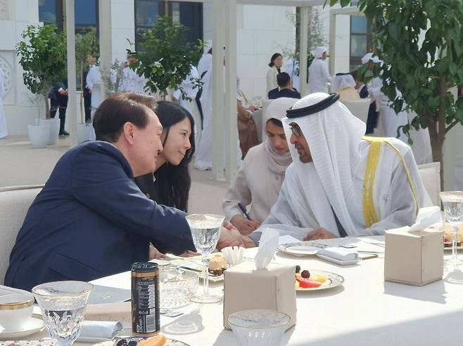 15일 아부다비 대통령궁에서 진행된 한-UAE 정상회담을 마치고 양국 정상이 국빈 오찬 도중 손을 맞잡고 있는 모습 /사진제공=대통령실