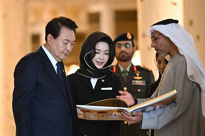 [아부다비=뉴시스] 전신 기자 = 아랍에미리트(UAE)를 국빈 방문 중인 윤석열 대통령과 부인 김건희 여사가 15일(현지시간) 아부다비 셰이크 자이드 그랜드 모스크를 방문해 그랜드 모스크 사진 책자를 살펴보고 있다. (사진=대통령실 제공) 2023.01.15. *재판매 및 DB 금지