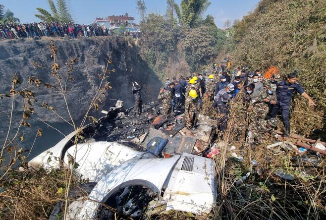 15일(현지시간) 네팔 포카라에서 발생한 비행기 추락 사고 현장에서 구조대원들이 수습 작업을 진행 중이다./로이터=뉴스1