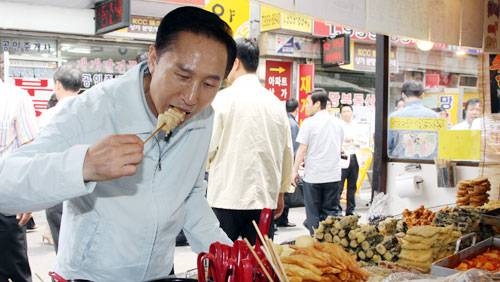 2009년 6월25일 서울 동대문구 이문동의 재래시장에서 오뎅을 먹는 이명박 전 대통령. [연합]