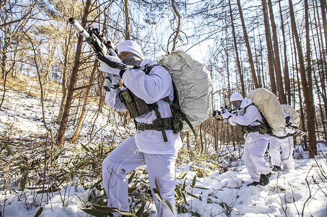 육군특수전사령부(특전사) 귀성부대 장병들이 체감온도 영하 30도를 밑도는 혹한 속에서 적 후방지역 침투를 훈련하는 모습. [연합]