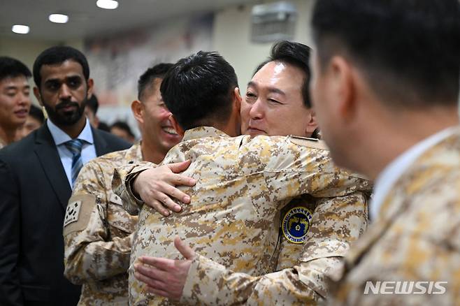 [아부다비=뉴시스] 전신 기자 = 아랍에미리트(UAE)를 국빈 방문 중인 윤석열 대통령이 15일(현지시간) 현지에 파병중인 아크부대를 방문해 장병들을 격려하고 있다. 2023.01.16. photo1006@newsis.com