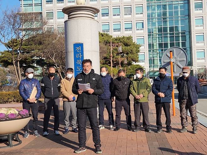 [전주=뉴시스]이동민 기자 = 새만금 농어민으로 구성된 13개 영농조합법인 협의회는 16일 전북경찰청 앞에서 기자회견을 열고 "검찰과 경찰은 새만금 농생명용지 임대계약을 둘러싼 불법 전대행위에 대한 심층수사에 착수하라"고 촉구했다. *재판매 및 DB 금지