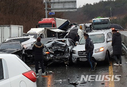 [합천=뉴시스]차용현 기자 = 지난 2020년 1월6일 오전 경남 합천군 대양면 한 도로에서  블랙아이스가 원인으로 추정되는 사고가 발생해 차량 40여 대가 추돌했다. (사진=소방제공) 2020.01.06.  photo@newsis.com