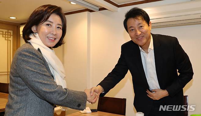 [서울=뉴시스] 최동준 기자 = 오세훈 서울시장, 나경원 전 국민의힘 의원이 16일 서울 중구의 한 식당에서 만찬 전 악수를 하고 있다. (공동취재사진) 2023.01.16. photo@newsis.com