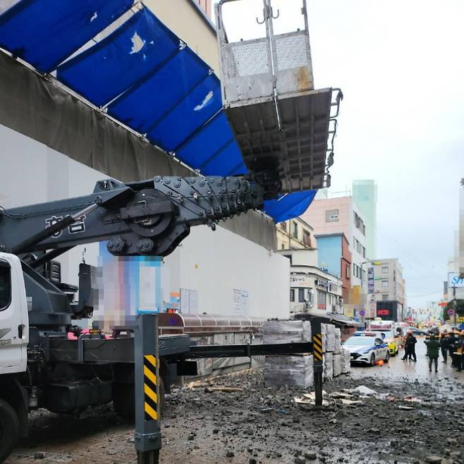 지난 15일 부산 중구 남포동의 한 공사장에서 벽돌더미가 도로에 떨어진 사고 현장 모습. 부산 경찰청 제공