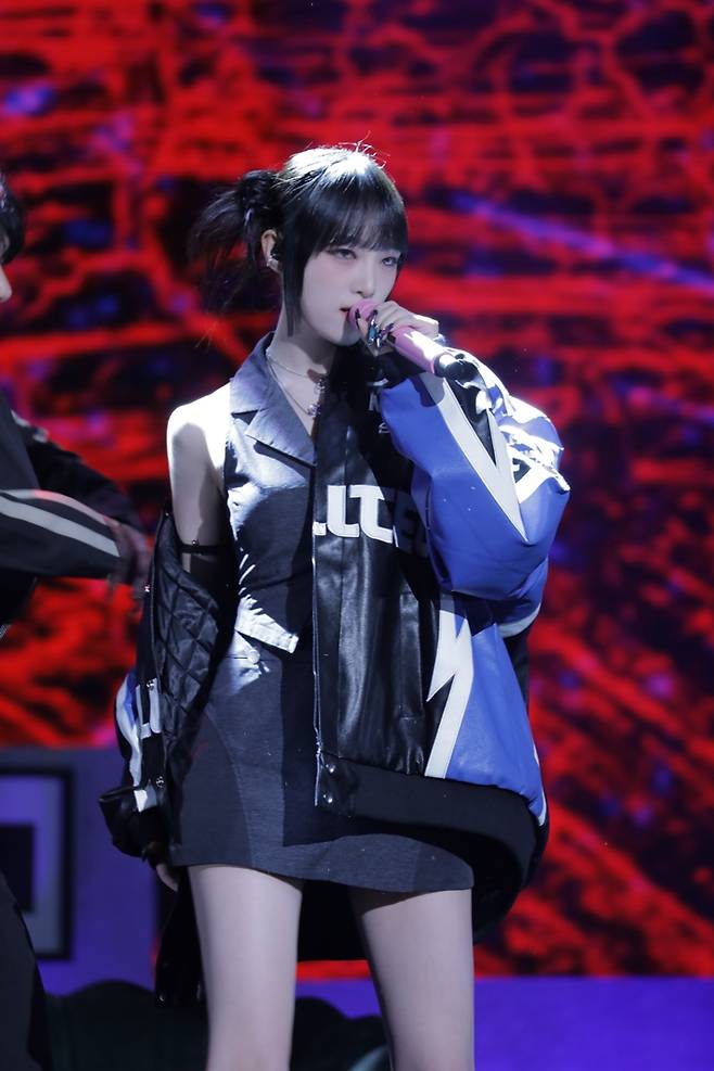 최예나가 '러브 워'를 부르는 모습. 위에화엔터테인먼트 제공