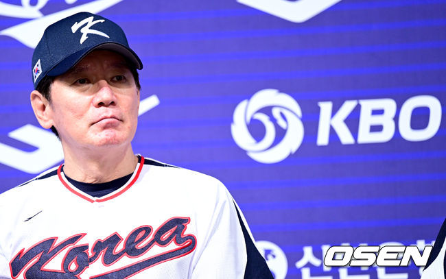 [OSEN=최규한 기자] 16일 서울 청담동 리베라호텔에서 ‘2023 WBC 대표팀 기자회견’이 열렸다.WBC 이강철 감독이 취재진의 질문을 듣고 있다. 2023.01.16 / dreamer@osen.co.kr