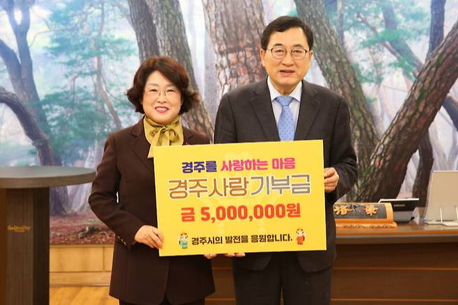 이재화(왼쪽)대구시의원이 고향사랑 기부금 500만 원을 기탁 한 뒤 주낙영 경주시장과 기념 촬영을 하고 있다. 경주시 제공