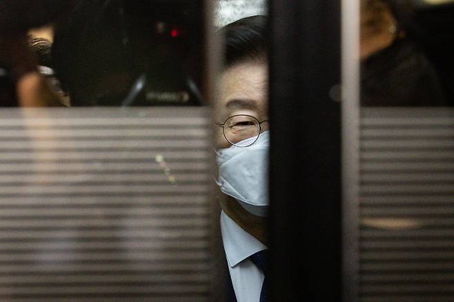이재명 더불어민주당 대표가 16일 서울 여의도 국회도서관에서 열린 더불어민주당 2023년 참좋은지방정부위원회 출범식 참석 후 행사장을 빠져나와 승강기에 탑승하고 있다.&nbsp; &nbsp; &nbsp;뉴스1