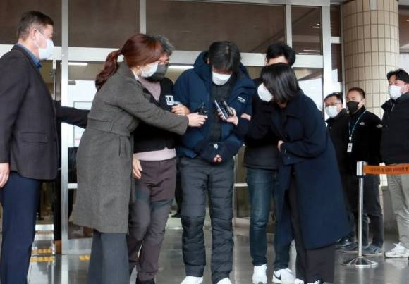 제주 유명 음식점 대표 피살사건 피의자 박모씨가 지난달 28일 오후 제주동부경찰서에서 검찰로 송치되고 있다. 연합뉴스