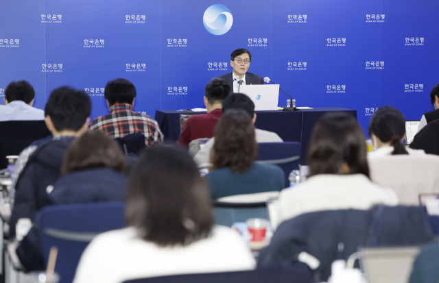 이창용 한국은행 총재가 13일 서울 중구 한국은행에서 열린 기자간담회에서 기준금리 인상 결정 이유 등을 설명하고 있다. 한국은행 금융통화위원회는 이날 기준금리를 연 3.25%에서 3.50%로 0.25%포인트 인상을 결정했다. 사진공동취재단 2023.01.13