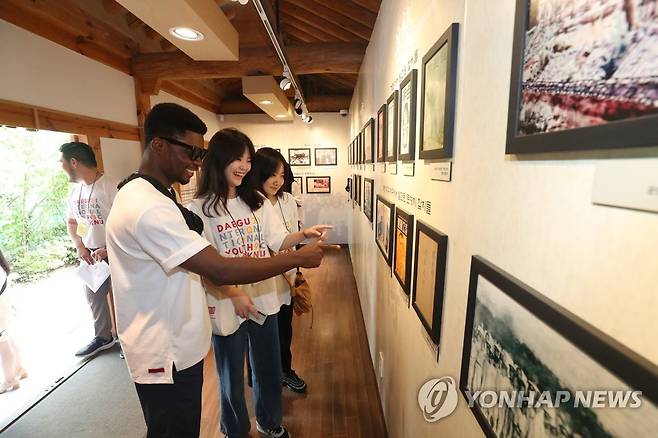 이상화 고택 살펴보는 국제대학생캠프 참가자들 [연합뉴스 자료사진]