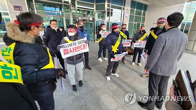 "택시부제 해제 반대" (원주=연합뉴스) 이재현 기자 = 택시 3부제를 전면 해제를 공언한 원강수 원주시장이 지난달 5일 시청 앞에서 택시 부제를 반대하는 지역 내 법인 택시 노조원들과 대화를 하고 있다. 2022.12.5 jlee@yna.co.kr