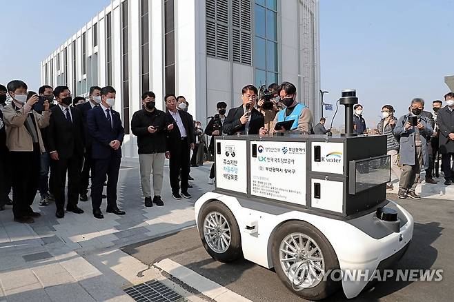 (서울=연합뉴스 자료사진) 한창섭 행정안전부 차관이 11월 11일 부산 강서구 에코델타시티 스마트빌리지에 방문, 주소기반 자율주행 배달 로봇 시연을 참관하고 있다. 2022.11.11 [행정안전부 제공. 재판매 및 DB 금지] photo@yna.co.kr