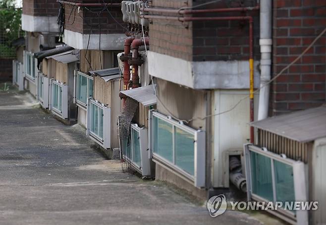 (서울=연합뉴스 자료사진) 서울 관악구 신림동 주택가에 위치한 반지하 가구들.