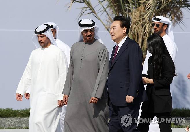 UAE 바라카 원전 3호기 가동식 입장하는 윤석열 대통령 (아부다비=연합뉴스) 임헌정 기자 = 아랍에미리트(UAE)를 국빈 방문 중인 윤석열 대통령이 16일(현지시간) 바라카 원자력발전소에서 열린 바라카 원전 3호기 가동식에서 무함마드 빈 자예드 알 나흐얀 UAE 대통령과 입장하고 있다. 2023.1.16 kane@yna.co.kr